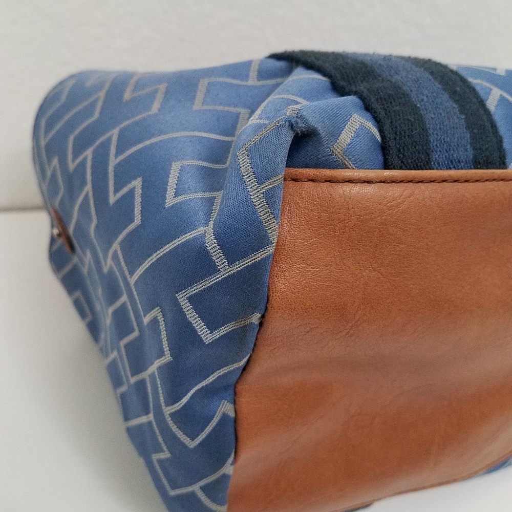SALE! $10 Tommy Hilfiger American Classics Handbag - Picture 14 of 16